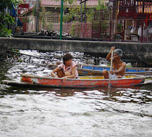 Menschen auf dem Klong