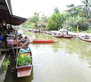 Floating Markt Thakha