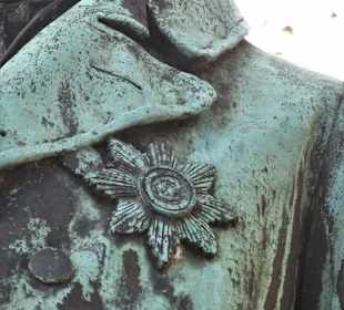Ansichten des Peter-Friedrich-Ludwig Denkmals