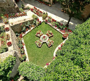Kreuzgarten im Kloster der heiligen Barbara