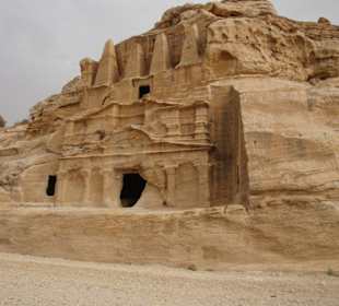 Budowla wykuta w skale