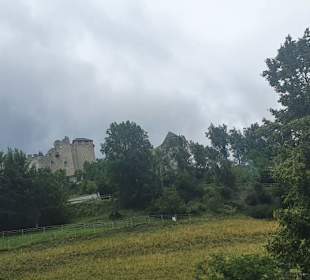 An Burgruinen vorbei