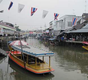 Amphawa Floating Market 