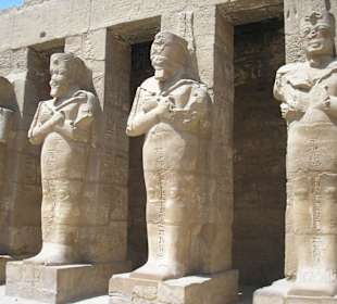 Statuen im Karnak Tempel