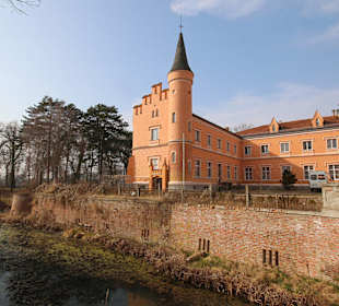 Schloss Gusow mit Wassergraben
