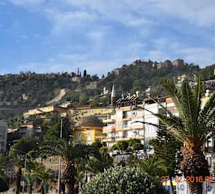 Blick vom Hafen zur Burg