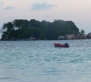 Kleine Insel gegenüber des Strandes