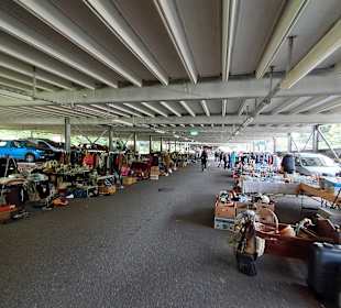 Trödelmarkt im Uni-Parkhaus in Saarbrücken