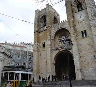 Tram vor der Kathedrale Se Padriarcal