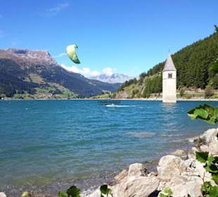 Ein Kiter am Kirchturm im Reschensee