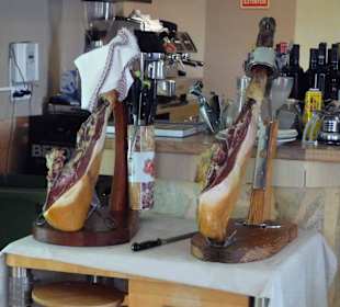 Iberico- (links) und Serranoschinken (rechts)