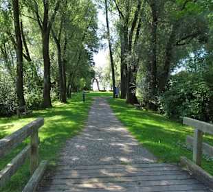 Auf der Brücke zum Kurpark Seebruck