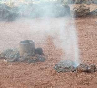Zischende Dampffontänedampfendes Wasser