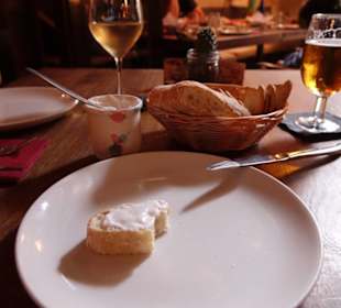 Als Vorspeise gibt es Allioli mit Baguette