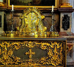 Unterhalb vom Seitenaltar