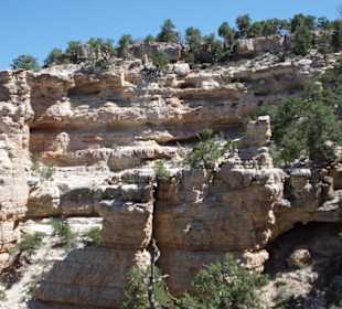 Entlang an schroffen Felswänden