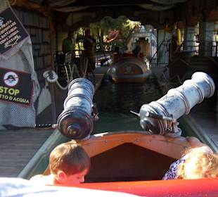 Boote mit Wasserkanonen