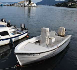 Boote beim Kloster Vlacherna