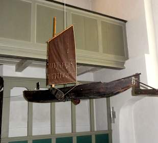 Torfschiff im Altarraum der Zionskirche