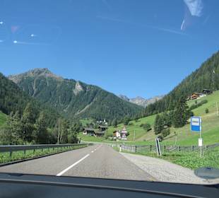 Gut ausgebaute Straße ins Ultental