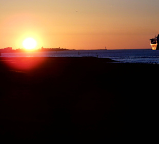 Richtung Nordsee der untergehenden Sonne entgegen