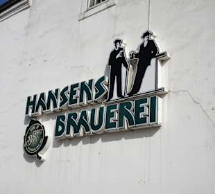 Das Firmenlogo an der Hauswand