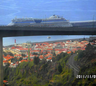 Blick aus der Seilbahn in Funchal auf die Bella