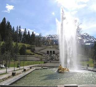 Blick über Brunnen zur Treppenanlage