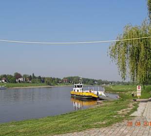 Fähre und Weg zum Schloss