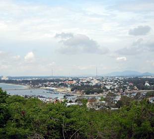 Blick auf Phan Thiet von den Cham-Türmen aus