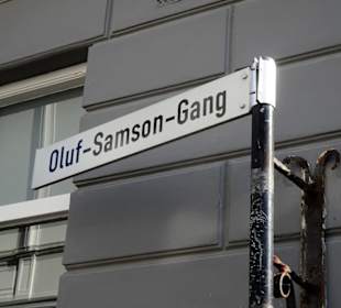 Das Straßenschild des Oluf-Samson-Ganges