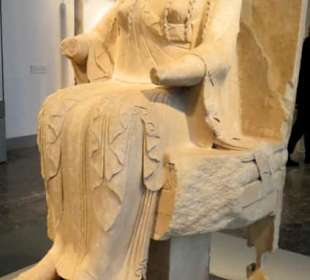 Thronende Gottheit, Marmor, 475 - 450 v.Chr.