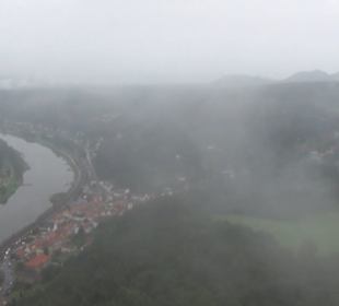 Entlang der Festungsmauer