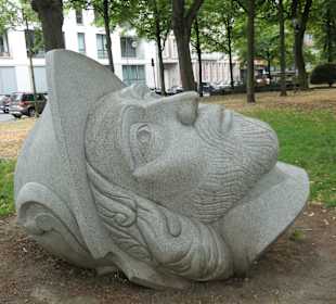 Kopf des Hl. Gereon vor der St.-Gereon-Kirche