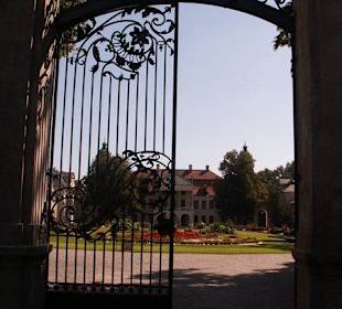 Brama wejściowa do pałacu