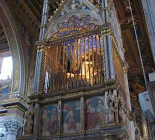 Prächtiger Altarüberbau