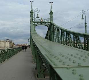 Friedensbrücke mit zwei Turule