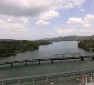 Neben dem Kanal die Eisenbahn