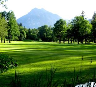 Blick vom Golfplatz auf die Berge