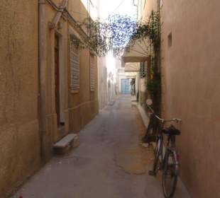 eine kleine Gasse in Nabeul
