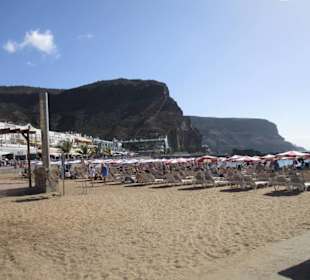Strand und Promenade neben Hafen