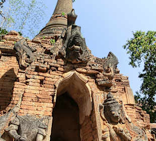 Schutzgeister bewachen den Eingang