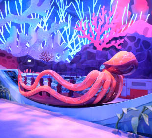 Futuristischer Themenbereich mit Fahrgeschälften