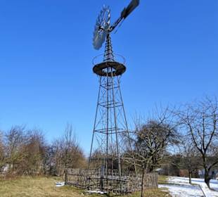 Die Windturbine auf dem Außengelände