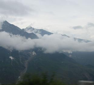 Wolkenverhangene Berge