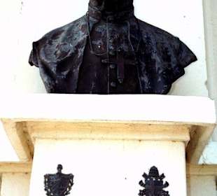 Papst-Büste