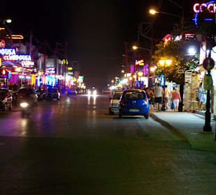 Partymeile bei Nacht