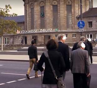 Links rum oder durch den Haupteingang zum Brauhaus