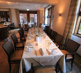 Festlich eingedeckte Tafel