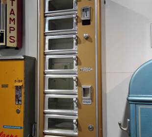 Alter Warenautomat im Deutschen Automatenmuseum